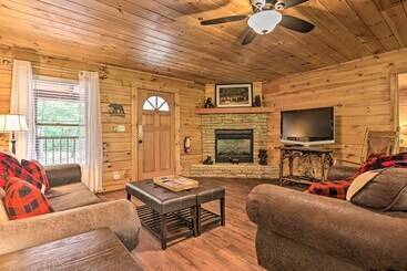 Cabin W/ Deck + Fireplace <3 Mi To Dollywood!