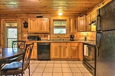Cabin W/ Deck + Fireplace <3 Mi To Dollywood!