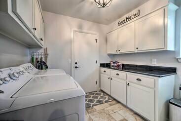 Elegant Nw Oklahoma City Home W/ Spacious Yard