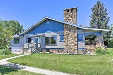 Custer Retreat W/ Pool Access, Walk To Downtown!