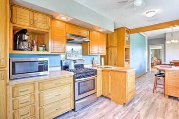 Custer Retreat W/ Pool Access, Walk To Downtown!