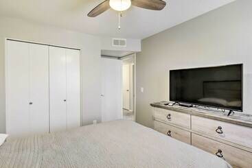 Gilbert Home W/ Private Pool & Putting Green!