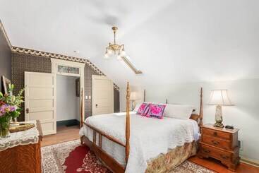 Walk To Dtwn: Historic Prescott Home W/ Yard!