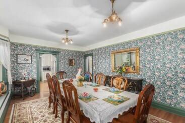 Walk To Dtwn: Historic Prescott Home W/ Yard!