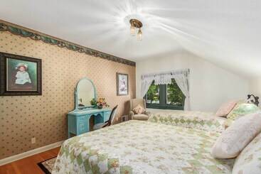 Walk To Dtwn: Historic Prescott Home W/ Yard!