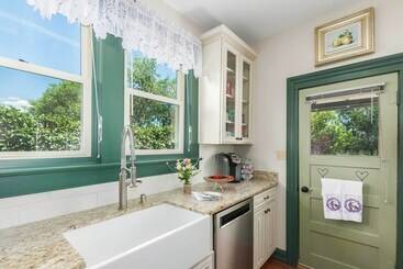 Walk To Dtwn: Historic Prescott Home W/ Yard!