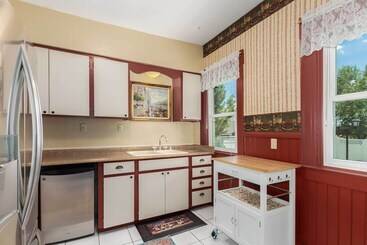 Walk To Dtwn: Historic Prescott Home W/ Yard!