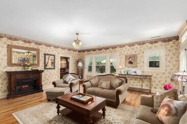 Walk To Dtwn: Historic Prescott Home W/ Yard!