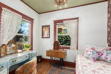 Walk To Dtwn: Historic Prescott Home W/ Yard!