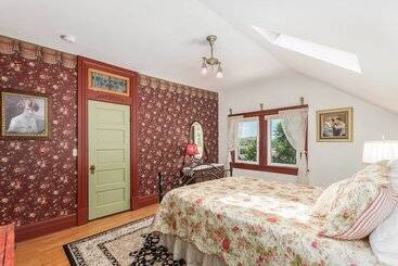 Walk To Dtwn: Historic Prescott Home W/ Yard!
