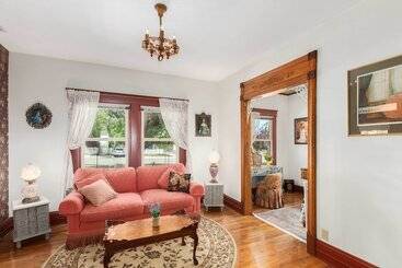 Walk To Dtwn: Historic Prescott Home W/ Yard!
