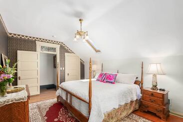 Walk To Dtwn: Historic Prescott Home W/ Yard!
