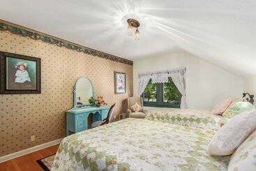 Walk To Dtwn: Historic Prescott Home W/ Yard!