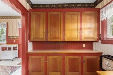 Walk To Dtwn: Historic Prescott Home W/ Yard!