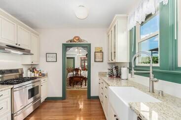 Walk To Dtwn: Historic Prescott Home W/ Yard!