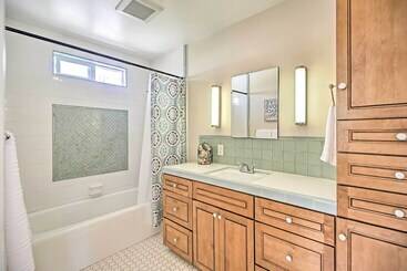 Oceanside Home W/ Yard   Walk To Beach & Pier