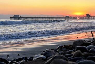 Oceanside Home W/ Yard   Walk To Beach & Pier
