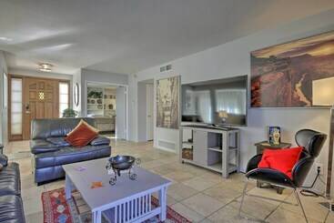 Lakefront Tempe House W/ Sun Deck, Hot Tub & Boats