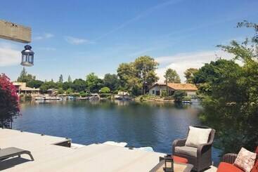 Lakefront Tempe House W/ Sun Deck, Hot Tub & Boats
