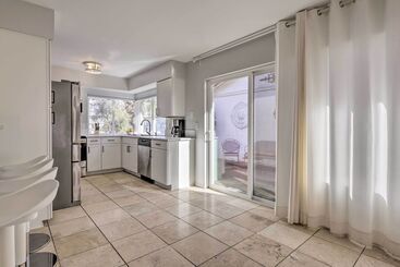 Lakefront Tempe House W/ Sun Deck, Hot Tub & Boats