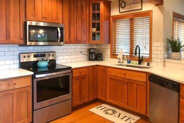 Lakefront Poconos Escape W/ Game Room, Dock & Pool
