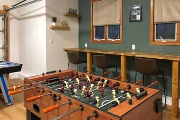 Lakefront Poconos Escape W/ Game Room, Dock & Pool