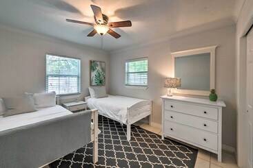 Mid Mod Coastal Home W/ Pool ~ 1 Mile To Beach