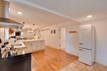 Serene Greenville Cottage: 6 Mi To Paris Mtn!