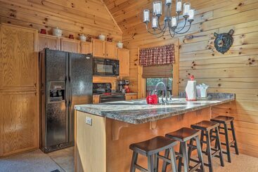 קוטג'' Sevierville Cabin W/ Furnished Deck & Balcony
