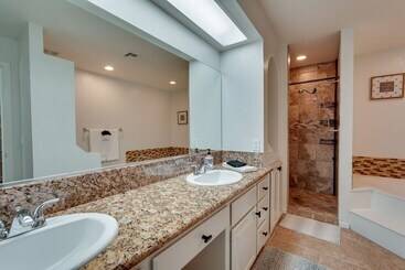 Pet Friendly Lake Havasu Home W/ Hot Tub & Pool