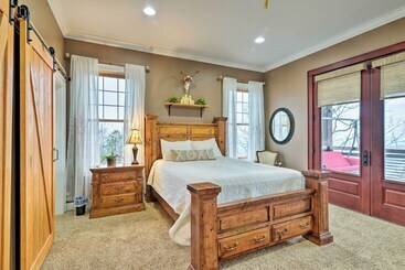 The Barn House: Caldwell Mtn Retreat W/ Hot Tub!