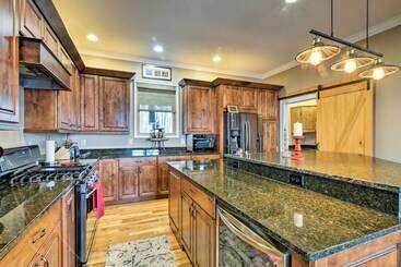 The Barn House: Caldwell Mtn Retreat W/ Hot Tub!