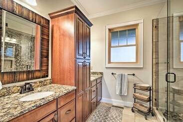 The Barn House: Caldwell Mtn Retreat W/ Hot Tub!