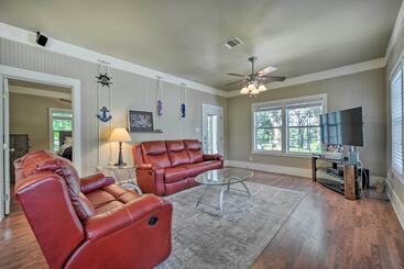 کلبه The Petite Lake House  In Seguin W/ Patio!
