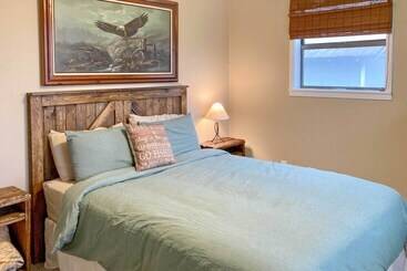 Treetop Hideaway W/ Lake Views + Fire Pit!
