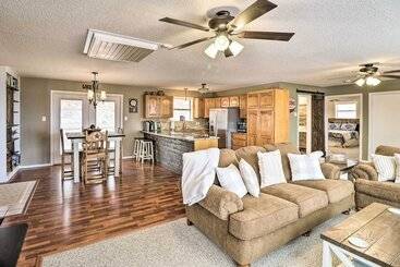 Treetop Hideaway W/ Lake Views + Fire Pit!