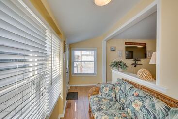 Wildwood House W/ Enclosed Porch   Walk To Beach!