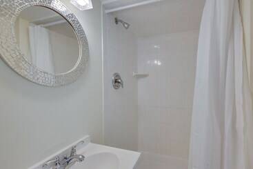 Wildwood House W/ Enclosed Porch   Walk To Beach!