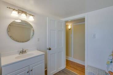 Wildwood House W/ Enclosed Porch   Walk To Beach!