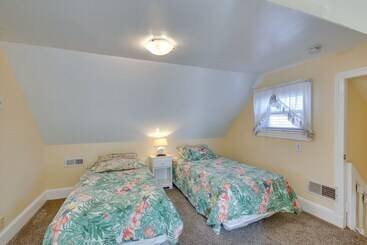 Wildwood House W/ Enclosed Porch   Walk To Beach!