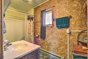 Сельский дом Charming Montana Retreat W/ Mountain Views!