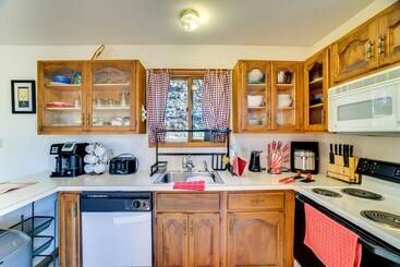 コテージ Charming Poconos Abode W/ Gas Grill + Fire Pit!