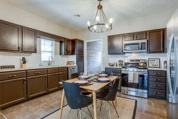 Chic Lawton Home, 5 Mins To Fort Sill!