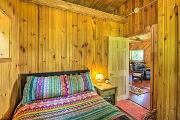 Cozy Cabin Retreat ~ 2 Mi To White Mountain Skiing