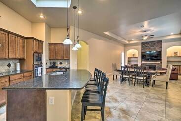 Family Retreat: 2 Blocks To Sonoma Golf Club!
