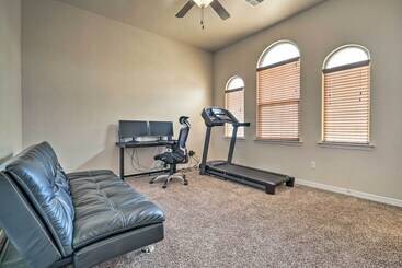 Family Retreat: 2 Blocks To Sonoma Golf Club!