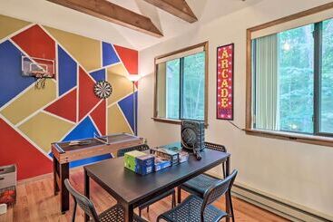 Deck & Community Perks: Cabin In Tobyhanna!