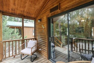Oak Grove Nature Retreat W/ Kayaks & Mountain View