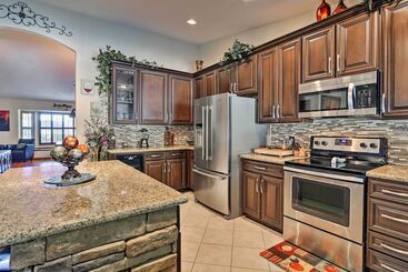 Red Mountain Mesa Oasis: Pool, Bar & Game Room!