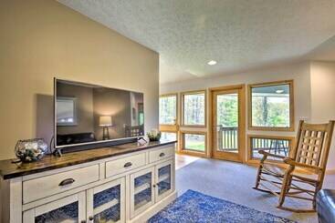 Hot Tub & Dogs Welcome: Secluded Oakland Gem